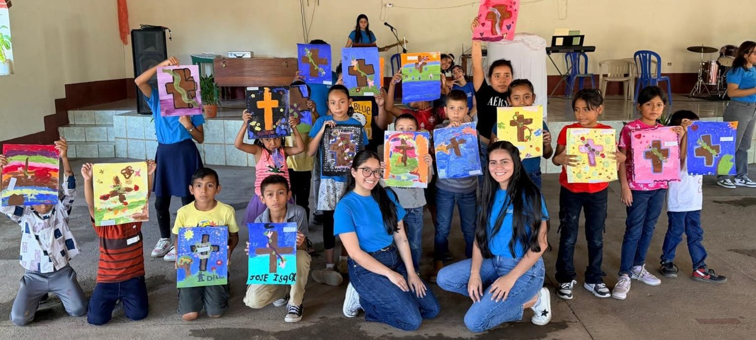 Niños mostrando manualidades de la cruz